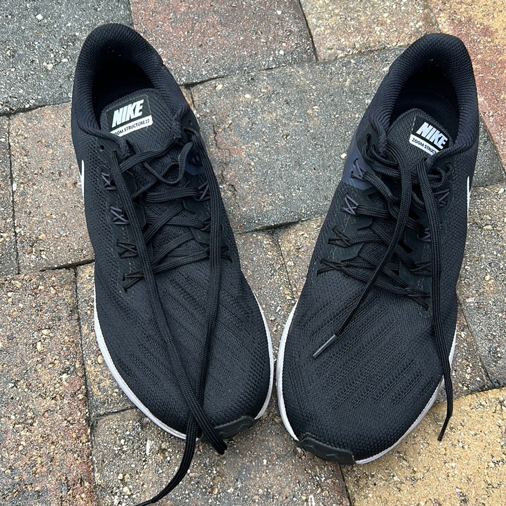 4001 Black/White Mens 10.5 Nike Zoom Structure 22 Running Shoe